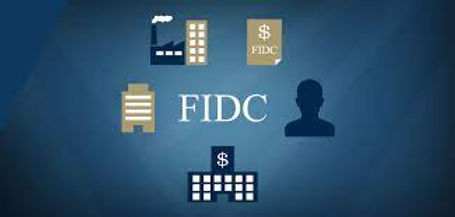 Ilustração da sigla FIDC sobre notas e moedas