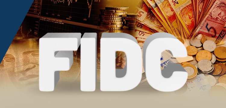 Composição com a sigla FIDC sobre cédulas de real e moedas