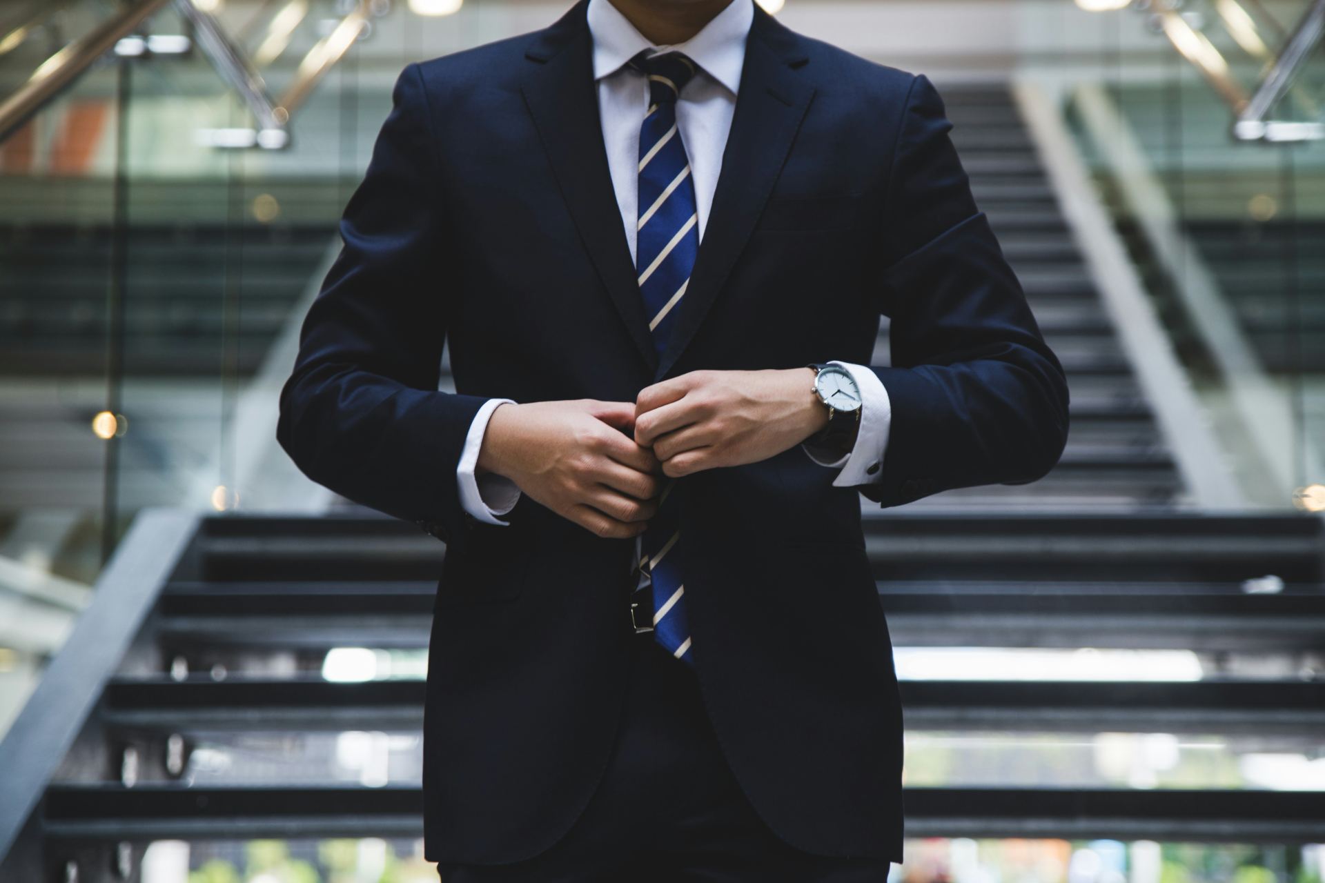 Profissional analisando oportunidades de investimento